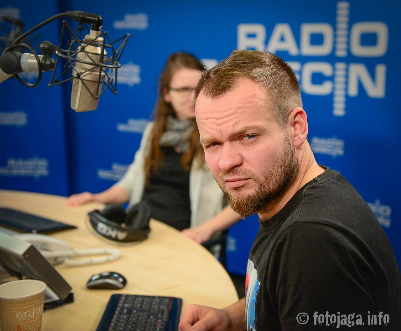 Jarosław Gowin, w tle Agata Hawrylczuk